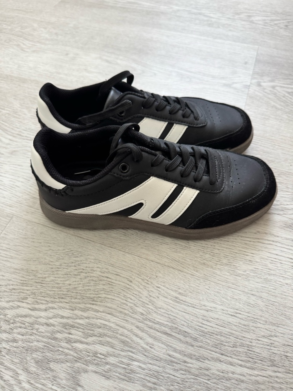 Bucky black and white trainers Size 7